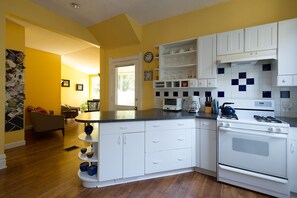 雪櫃、微波爐、焗爐、爐具