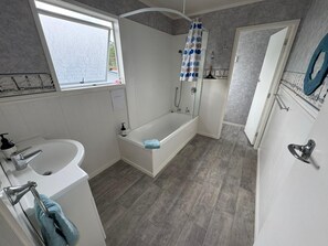 Combined shower/tub, soap, toilet paper - Patuwai ('By the Water') (Whangamata)