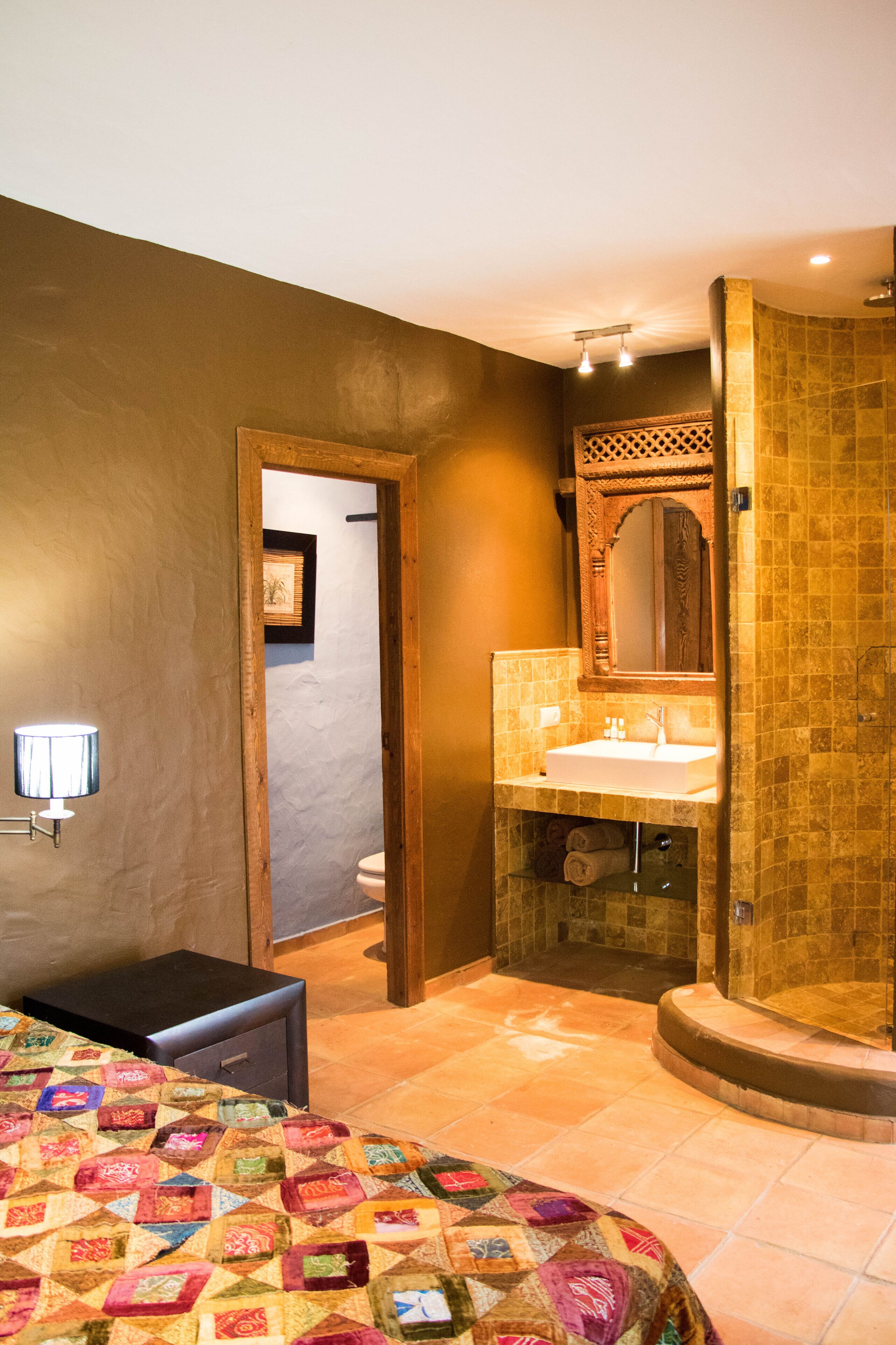 Une salle de bain avec une douche, un lavabo et des toilettes.