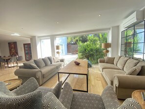 TV connectée, lecteur de DVD, livres, chaîne hi-fi