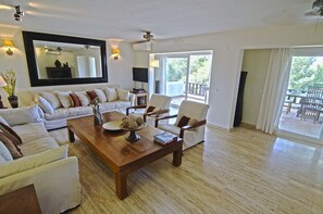 TV connectée, lecteur de DVD, livres, chaîne hi-fi