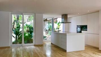 Een koelkast, een magnetron, een oven, een kookplaat