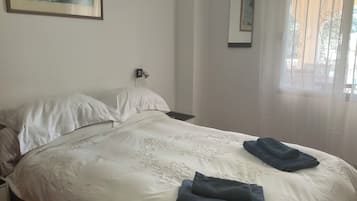 3 slaapkamers, een strijkplank/strijkijzer, reisbedje, gratis wifi