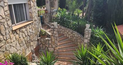 Beautiful detached villa set in lush gardens, large private pool, sleeps 6
