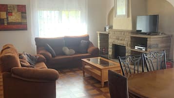 Una Smart TV, una chimenea, un reproductor de DVD, libros
