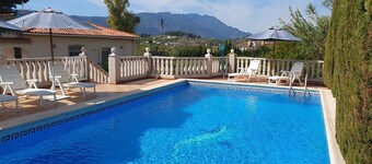 Beautiful detached villa set in lush  gardens, large private pool, sleeps 6