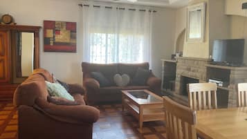 Een smart-tv, een open haard, een dvd-speler en boeken