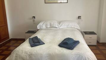 3 slaapkamers, een strijkplank/strijkijzer, reisbedje, gratis wifi