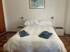 3 habitaciones, tabla de planchar con plancha y cuna de viaje 