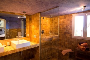 Combined shower/bathtub, hair dryer, bidet, towels