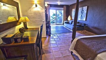 5 chambres, coffres-forts dans les chambres, bureau