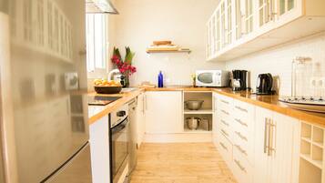 Een koelkast, een magnetron, een oven, een kookplaat