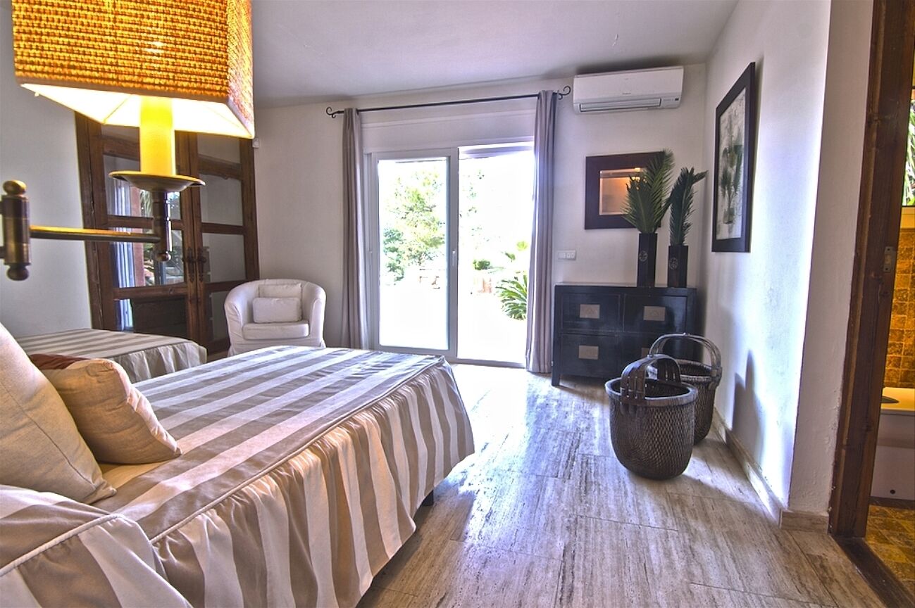 5 chambres, coffres-forts dans les chambres, bureau