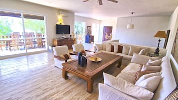 Een smart-tv, een dvd-speler, boeken en een stereo