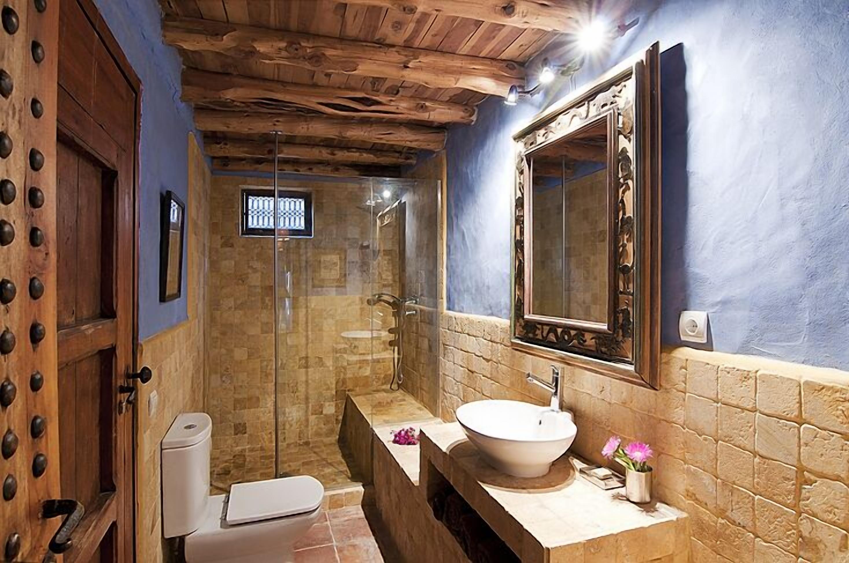 Combined shower/tub, hair dryer, bidet, towels