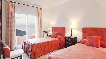 7 chambres, coffres-forts dans les chambres, fer et planche Ă repasser