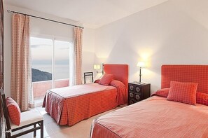 7 soverom, safe på rommet, strykejern/-brett og reiseseng for barn