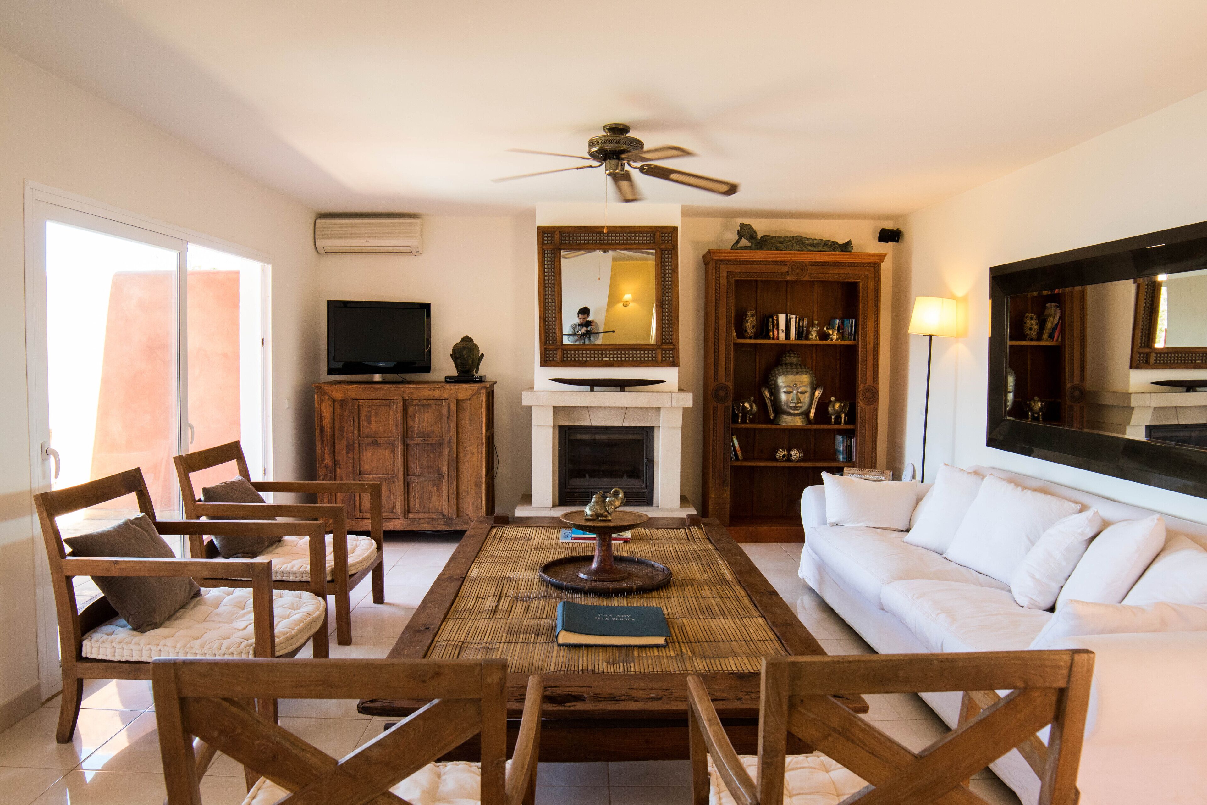 TV connectée, lecteur de DVD, livres, chaîne hi-fi