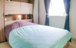 Travel cot, free WiFi, bed sheets