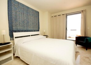 3 slaapkamers, een strijkplank/strijkijzer, internet, beddengoed