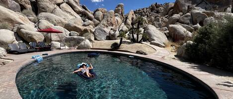 Una piscina al aire libre