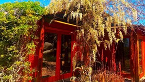 Un edificio tradicional japonés con fachada roja y estructura de madera.