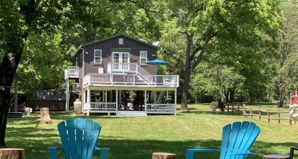 Bear Valley- Riverfront with hot tub - Starlink Satellite Wi-Fi