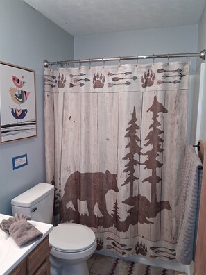 Combined shower/bathtub, hair dryer, towels, toilet paper - Bear Valley - Riverfront, Starlink WiFi & Hot Tub (Luray)