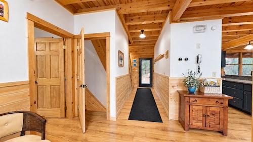 Grand Ebs View Lodge, Luxury Log Home, Views, Hot Tub, Sauna, EV Charge, 3D Tour