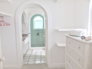 Ducha, secador de pelo, toallas, jabón