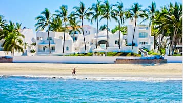 Plage, chaises longues, serviettes de plage