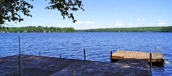 House in exceptional condition on Thomas Pond