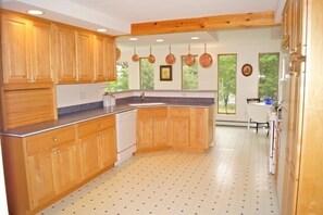 Fridge, microwave, oven, stovetop - House in exceptional condition on Thomas Pond (Casco)