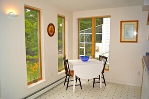 Dining - House in exceptional condition on Thomas Pond (Casco)