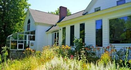 House in exceptional condition on Thomas Pond