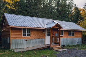 Exterior - Cabin - Wood Nestled King Cabin Near Olympic National Park (Port Angeles)