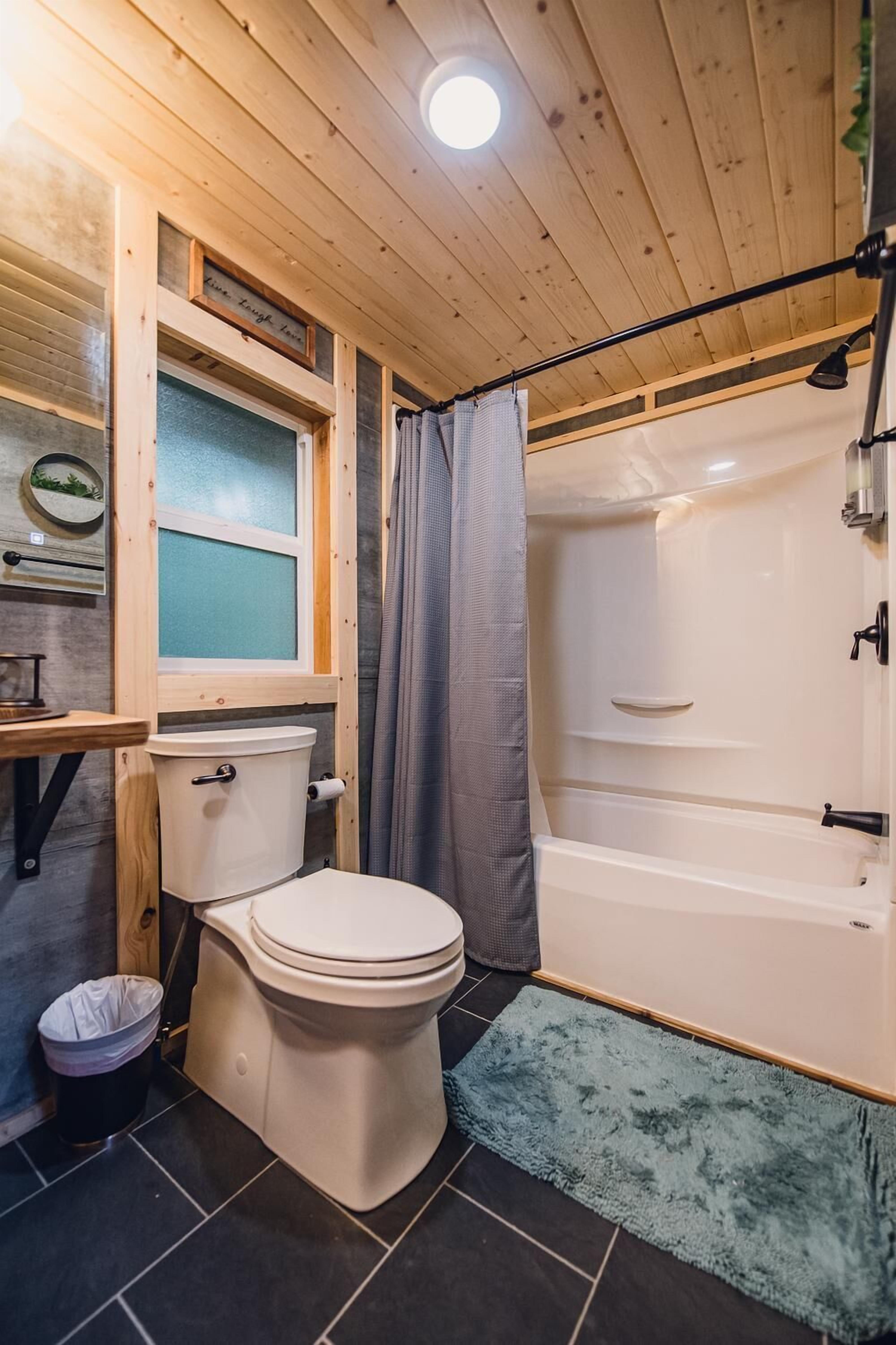 Un baño pequeño con inodoro, lavabo y bañera.