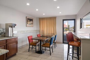 Lobby - Travelodge by Wyndham Albuquerque West (Albuquerque)