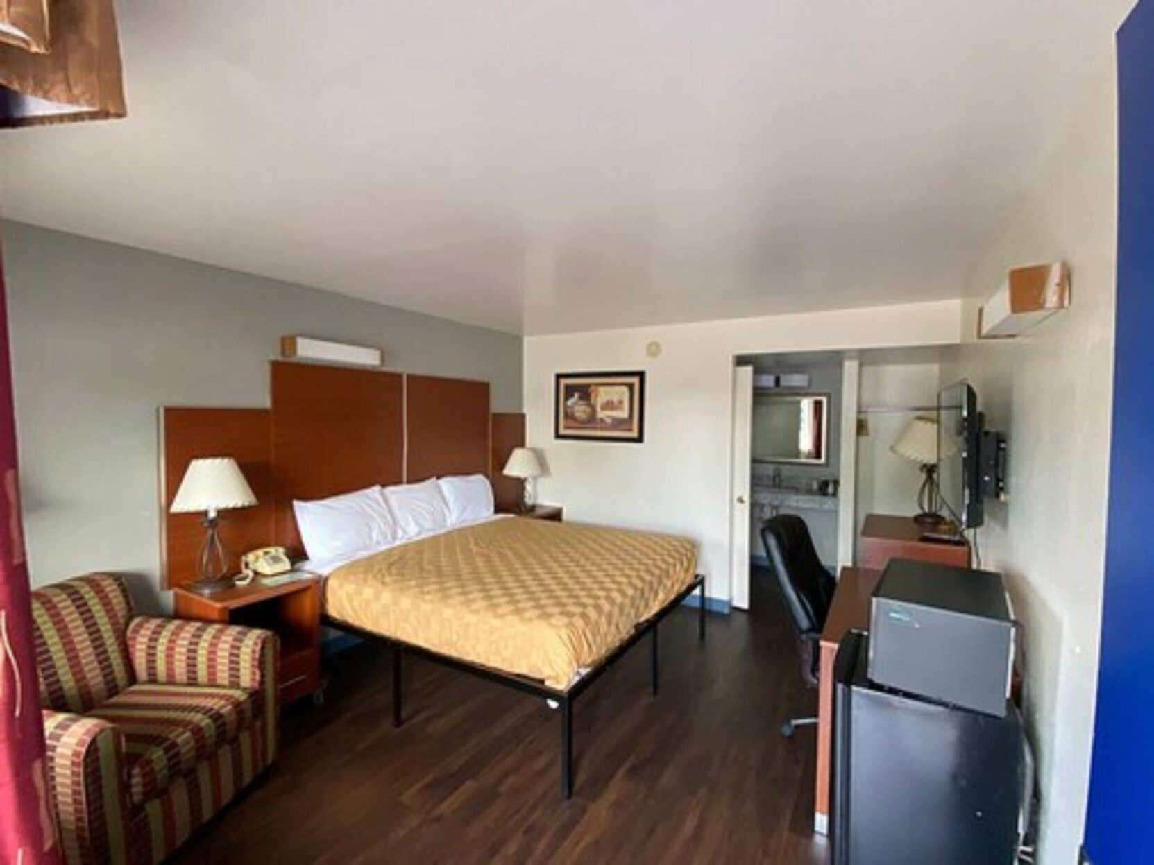 Desk, free cribs/infant beds, WiFi, bed sheets