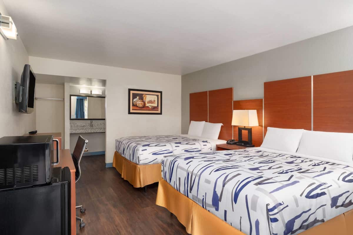 Een bureau, gratis babybedden, wifi, beddengoed