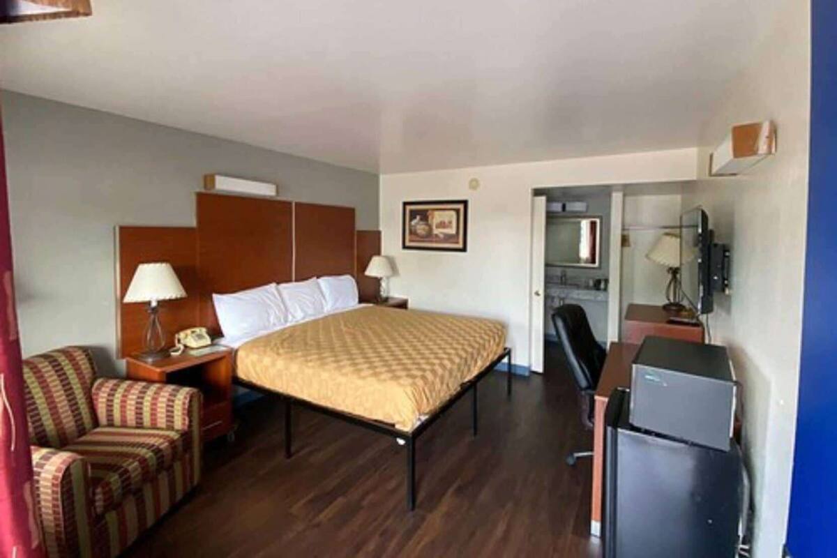 Desk, free cribs/infant beds, WiFi, bed sheets