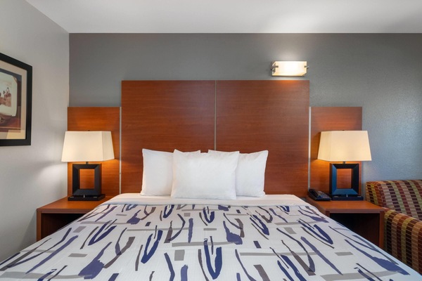 Desk, cribs (free), WiFi, bed sheets