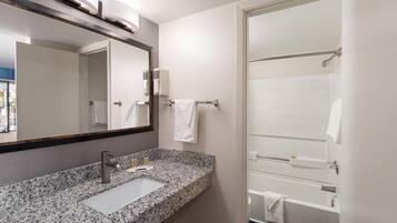 Combined shower/bathtub, towels