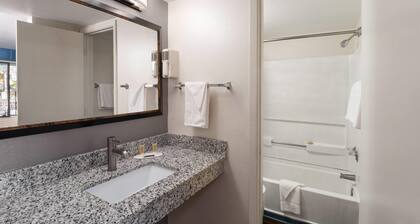 Travelodge by Wyndham Albuquerque West