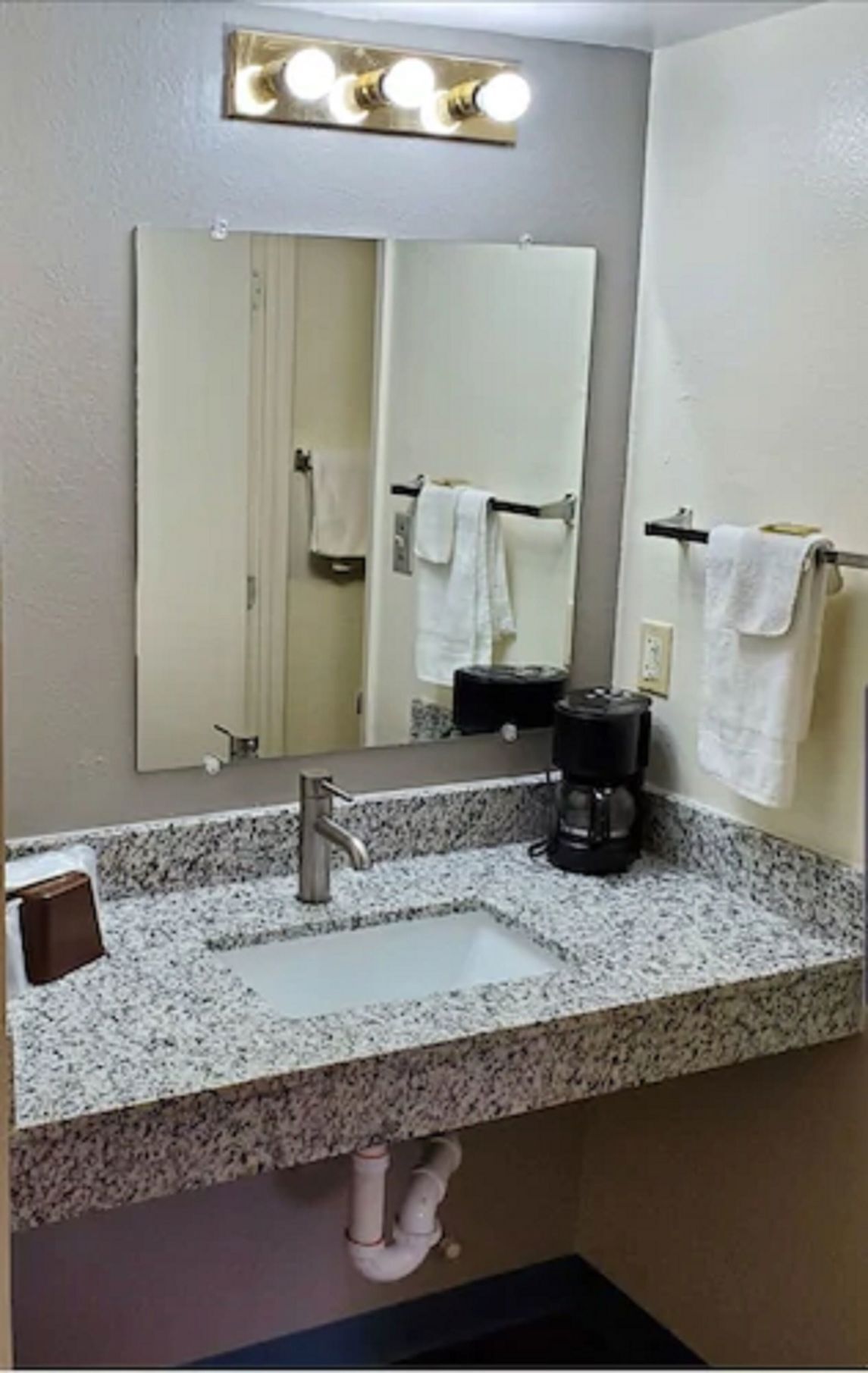 Bathroom | Combined shower/tub, towels
