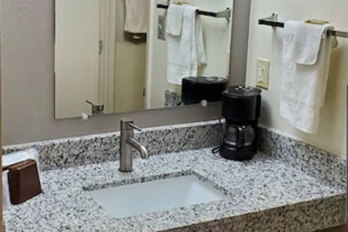 Bathroom | Combined shower/tub, towels
