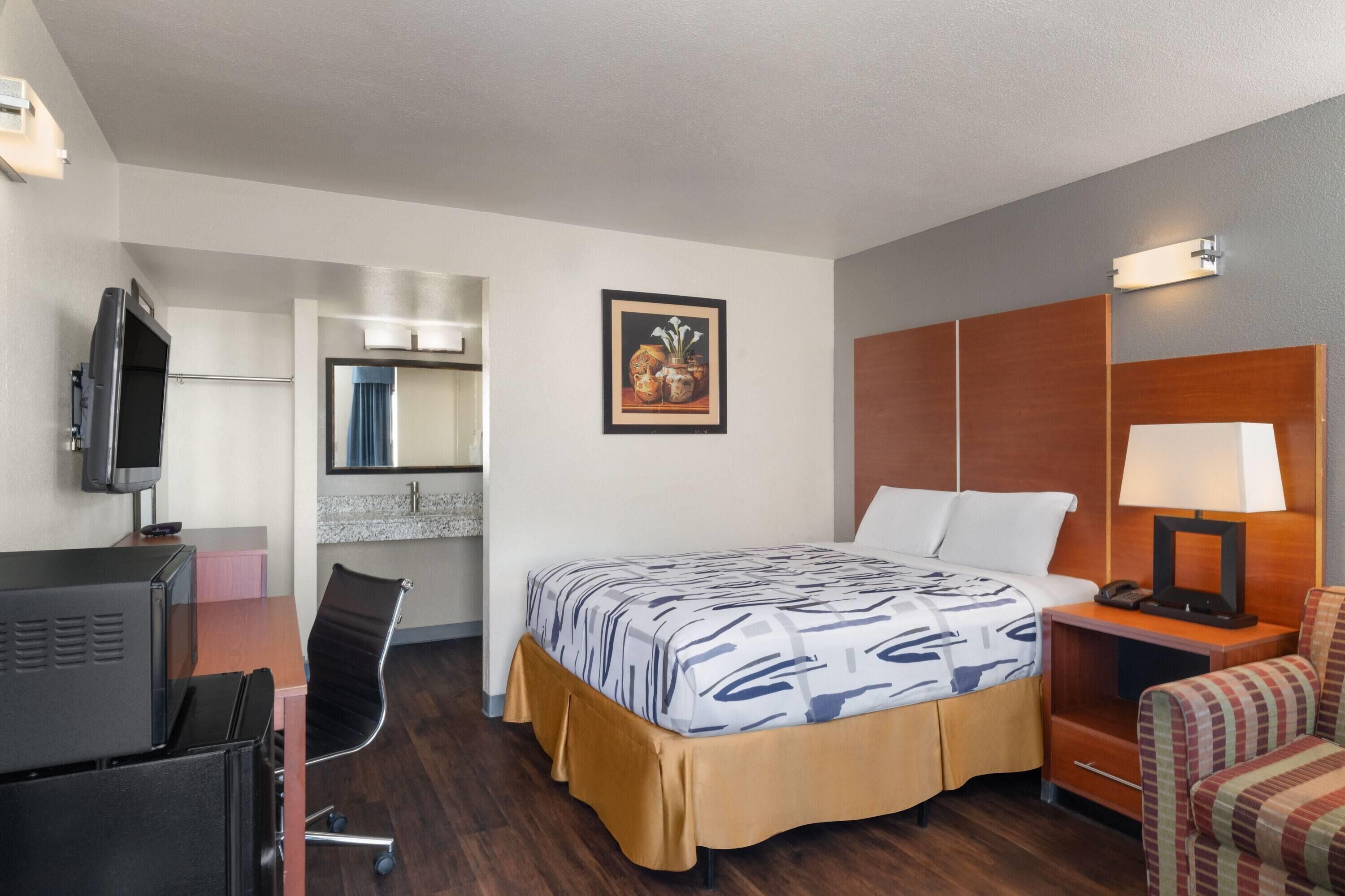 Een bureau, gratis babybedden, wifi, beddengoed