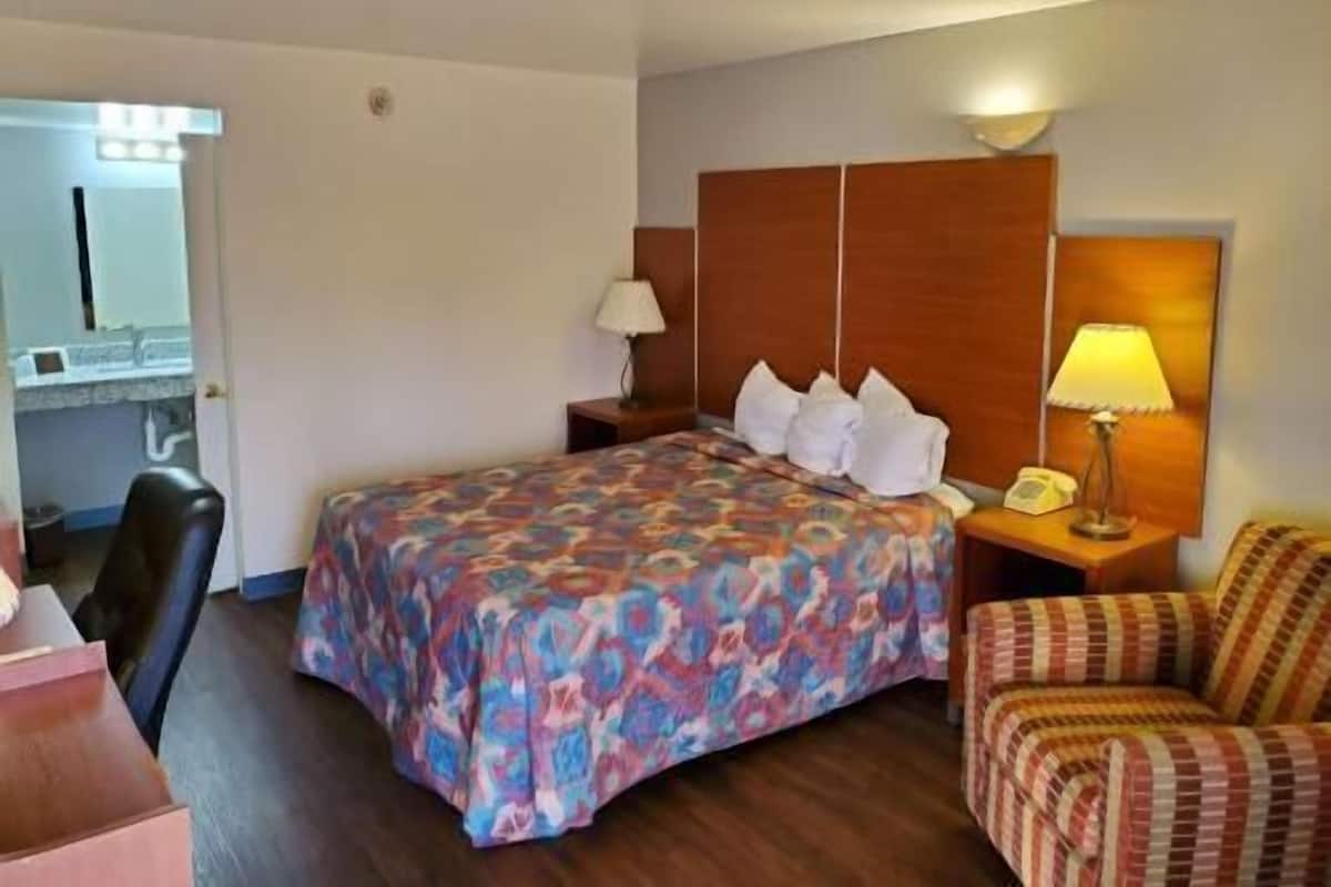 Desk, free cribs/infant beds, WiFi, bed sheets