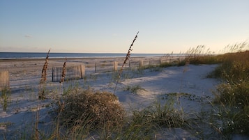 Plage à proximité, chaises longues