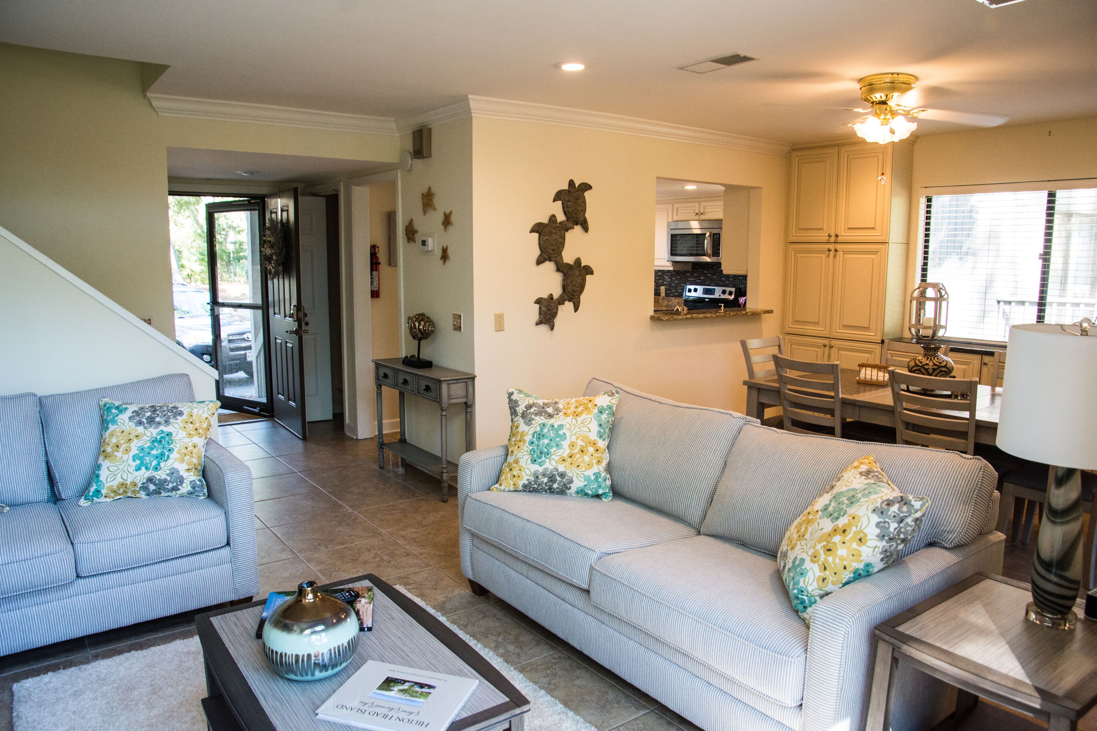 Smart TV, chimenea, reproductor de DVD y libros 